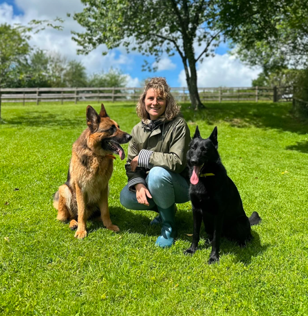 Liza avec deux chiens sur le terrain d'éducation canine